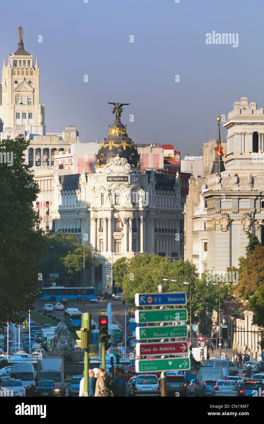 Madrid, Spanien. Blick nach unten Calle Alcala, Metropolis Gebäude von Puerta de Alcala. Stockfoto