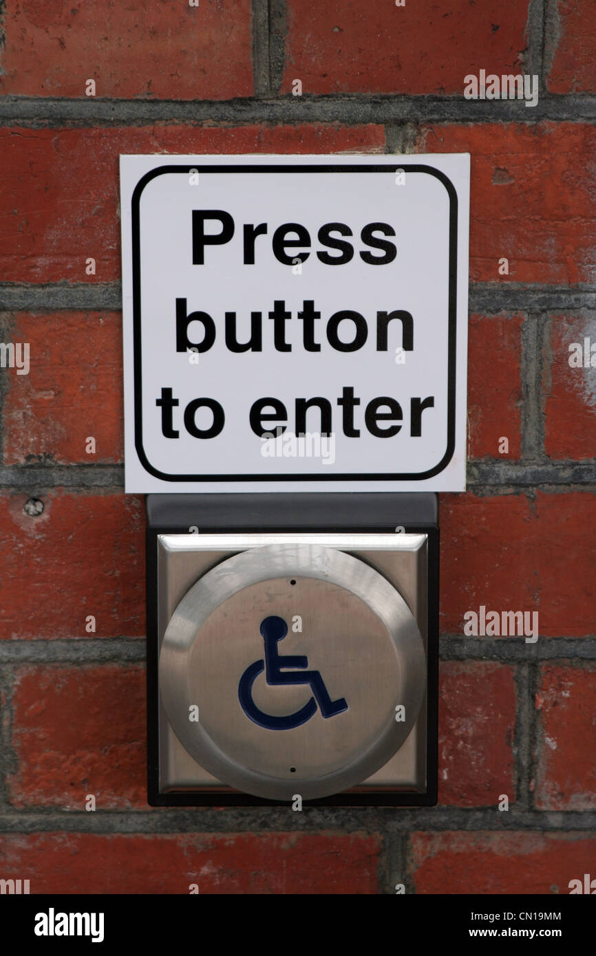 "Drücken Sie die Taste, geben" Zeichen für behinderte Menschen, an einem Bahnhof in England, UK Stockfoto