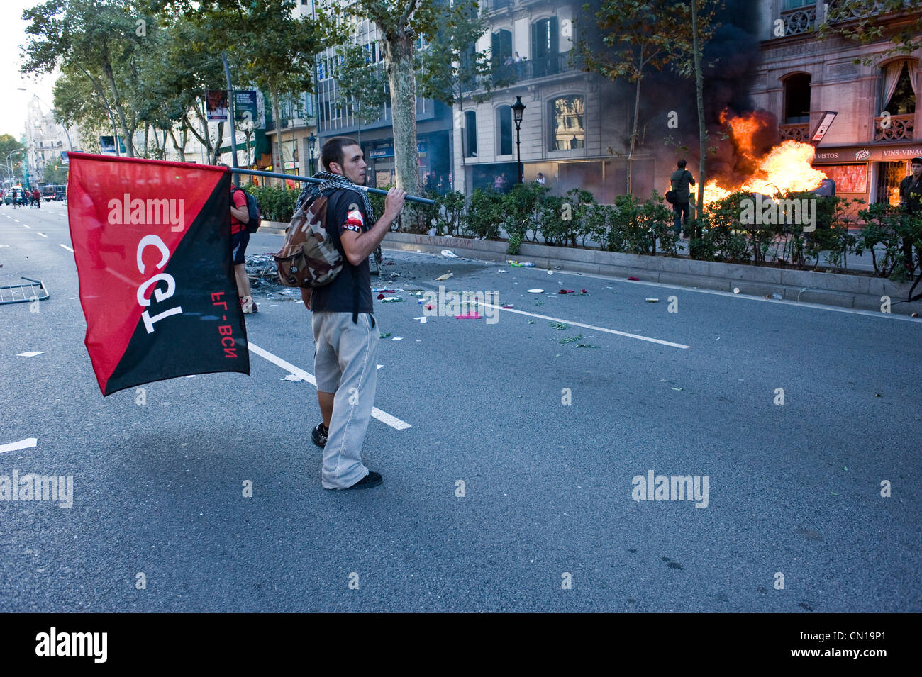 Demonstrant tragen ein CGT-Anschluß-Markierungsfahne während der Unruhen der 2010 Generalstreik in Barcelona Stockfoto