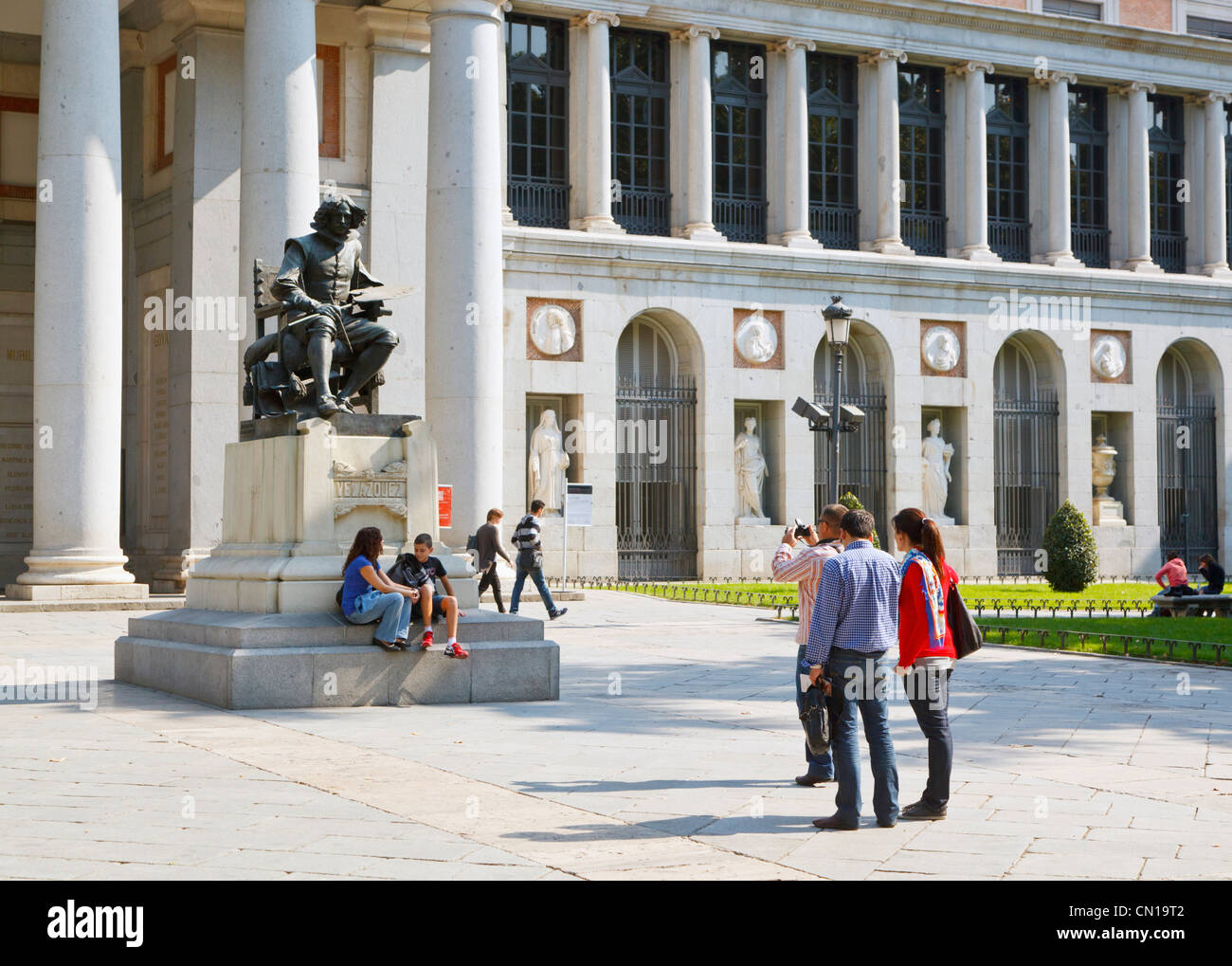 Madrid, Spanien. Besucher fotografieren vor der Statue des spanischen Künstlers Diego Velazquez außerhalb der El Prado-Museum. Stockfoto