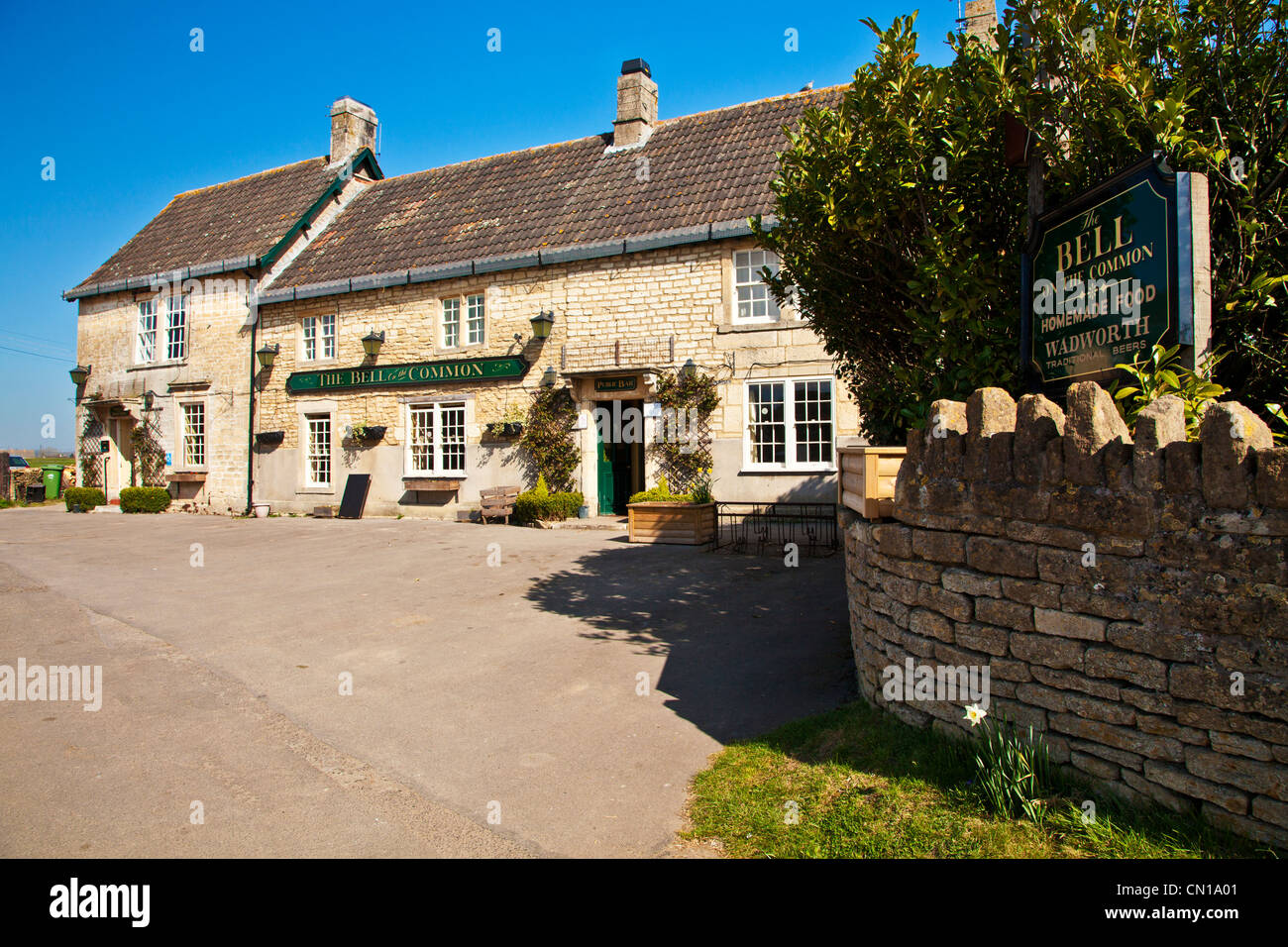 Eine typische, englische Land Dorfkneipe oder Gasthof in Wiltshire, England, UK Stockfoto