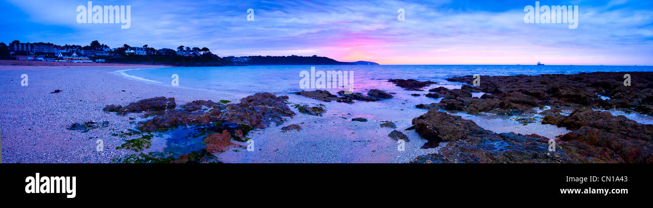 Sonnenaufgang am Gyllyngvase Strand Falmouth Cornwall England UK Stockfoto