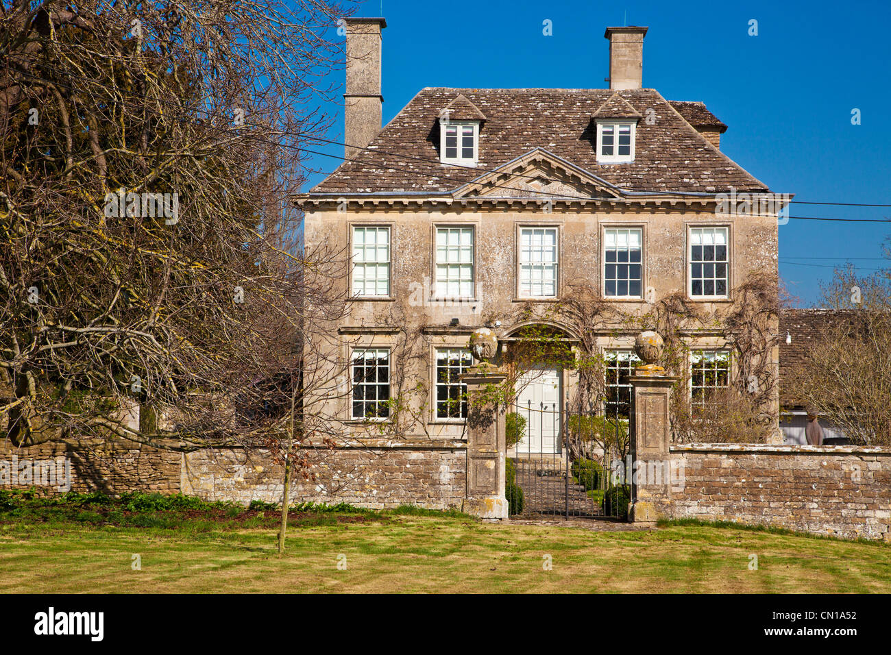 Eine imposante Anfang des 18. Jahrhunderts Englisch Land Manor House in Wiltshire, England, UK Stockfoto