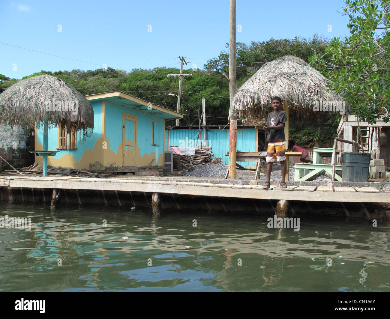 Kleiner Junge Angeln in Bay Islands Jonesville, Roatan, Honduras Stockfoto