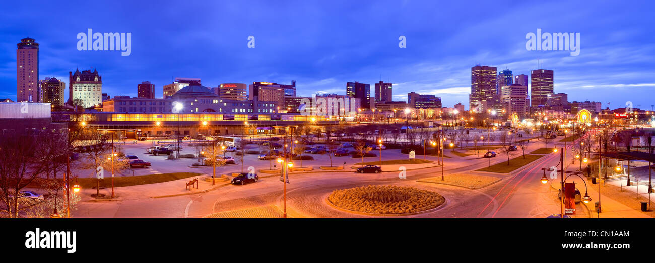 Panorama der Innenstadt in der Nacht gesehen vom Bezirk Gabeln, Winnipeg, Manitoba Stockfoto