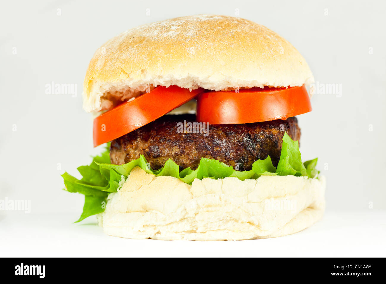 Handgemachte Beef-Burger mit Tomaten-Salat. Stockfoto