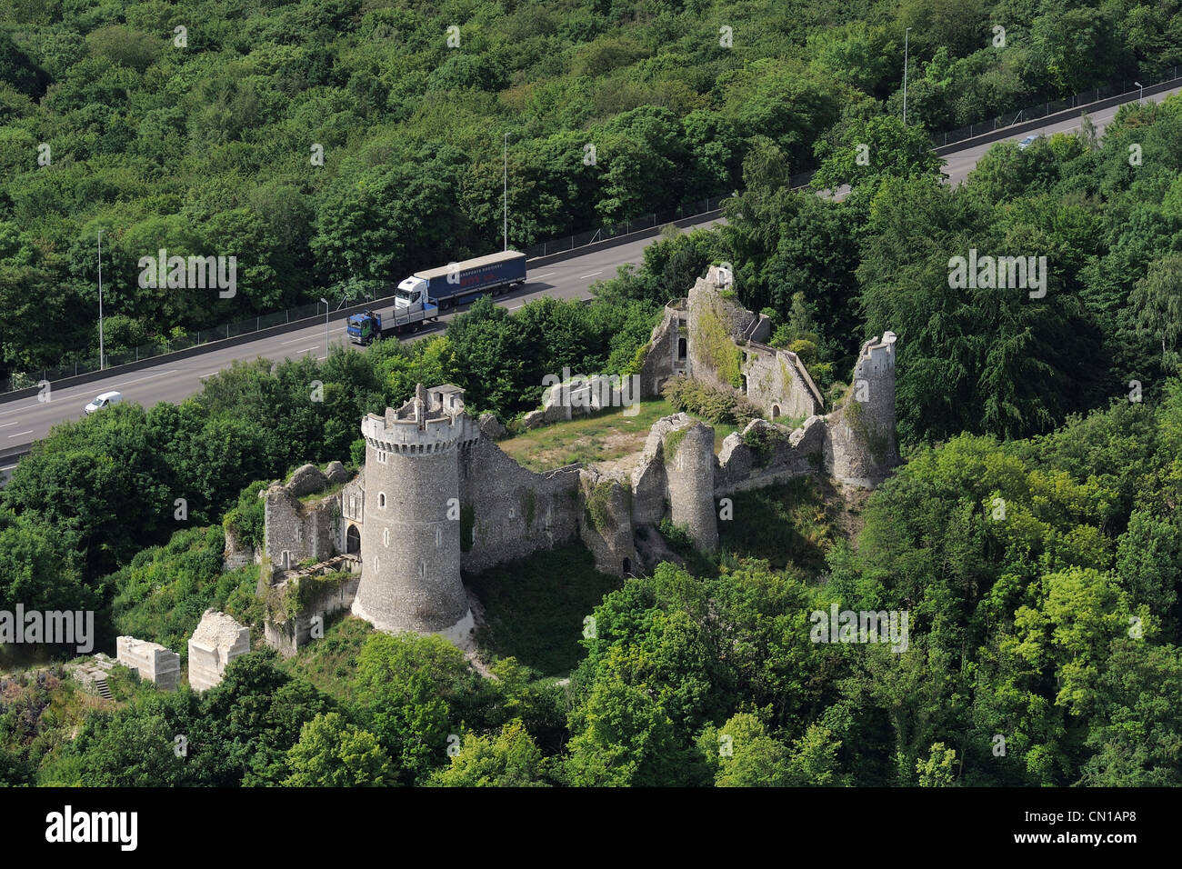Frankreich, Seine Maritime Moulineaux, Robert Le Diable Burg entlang der Autobahn A13 (Luftbild) Stockfoto
