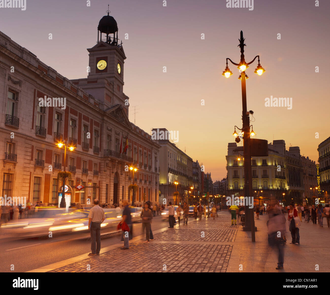 Madrid, Spanien. Puerta del Sol in der Abenddämmerung. Stockfoto