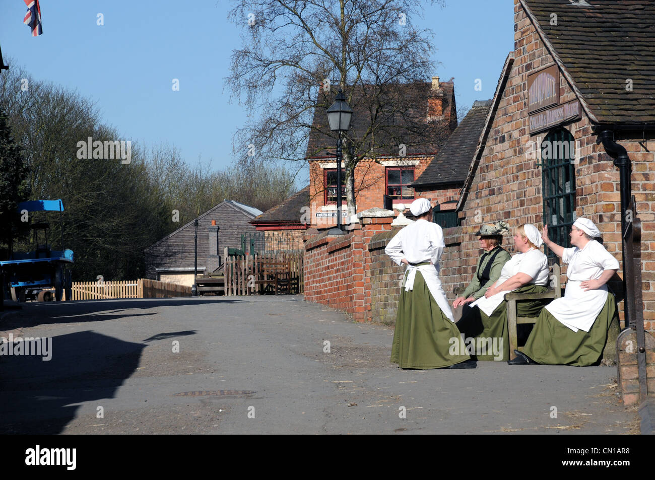 Ein Ende des Tages Klatsch und Get-together für Mitarbeiter in der Blist Hills viktorianischen Stadt, Teil der Ironbridge Gorge Museen. Stockfoto