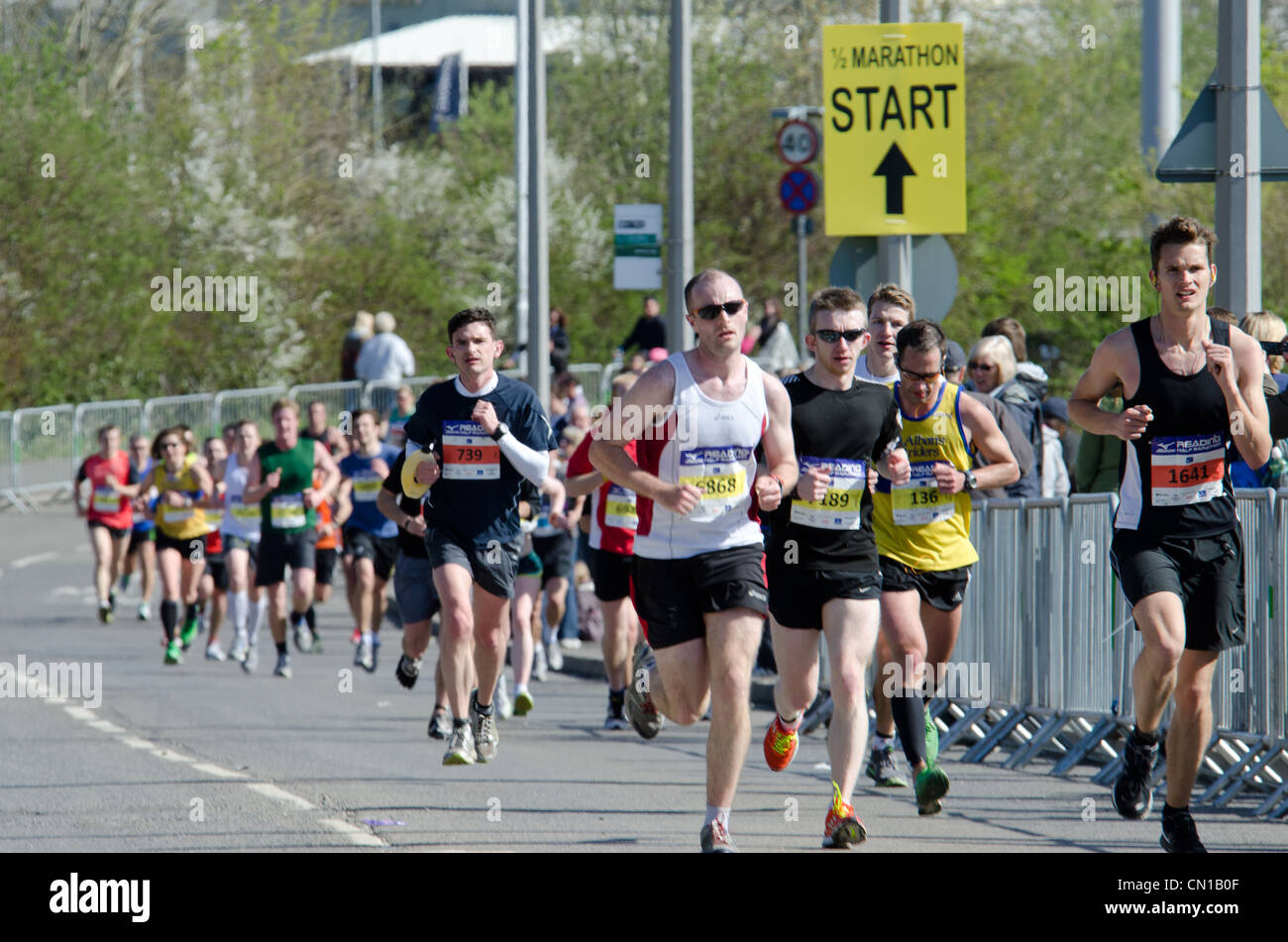 Läufer, die Annäherung an die Oberfläche der Lesung eine halbe Marathon 2012 Stockfoto