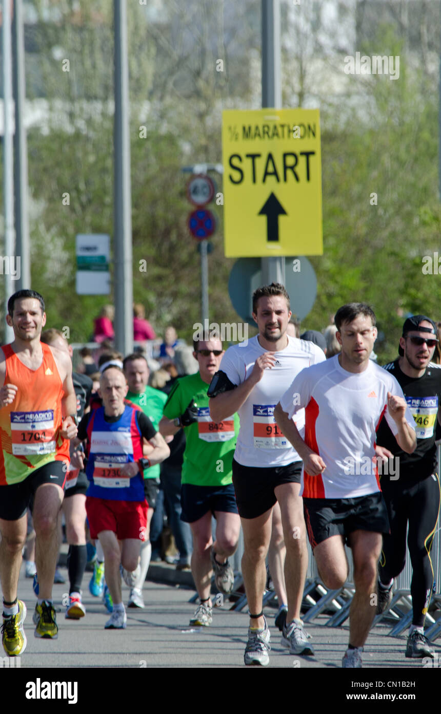 Läufer, die Annäherung an die Oberfläche der Lesung eine halbe Marathon 2012 Stockfoto