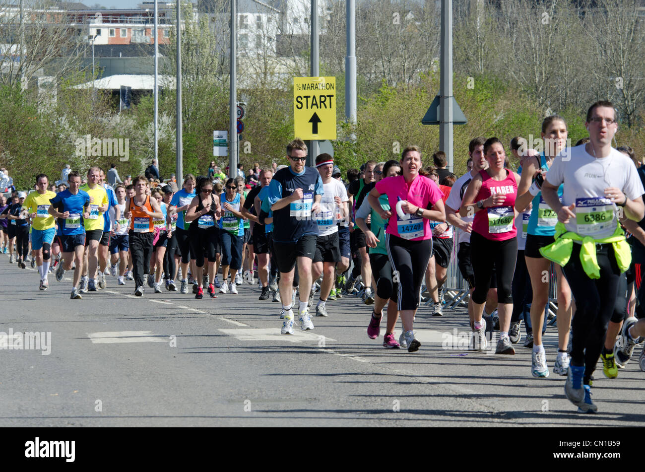 Läufer, die Annäherung an die Oberfläche der Lesung eine halbe Marathon 2012 Stockfoto