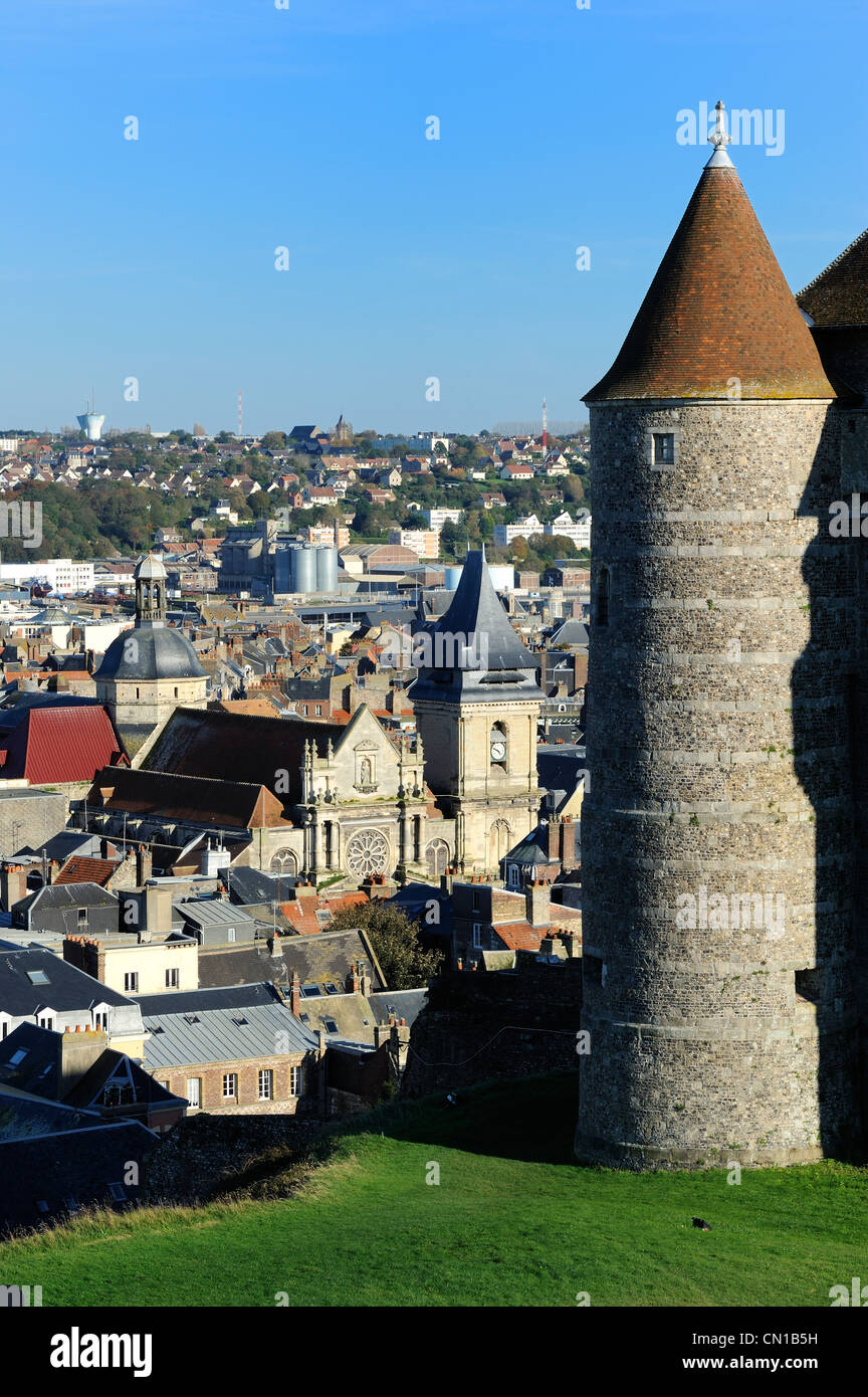 Frankreich, Seine Maritime, Dieppe, das Schlossmuseum dominiert die Stadt und die Kirche Saint Remy im Hintergrund Stockfoto