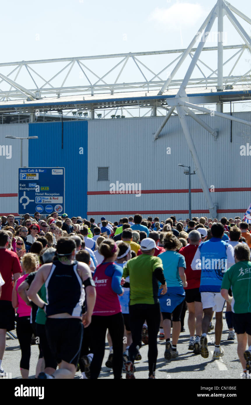 Läufer, die Annäherung an die Oberfläche im Madejski Stadium in der Lesung eine halbe Marathon 2012 Stockfoto