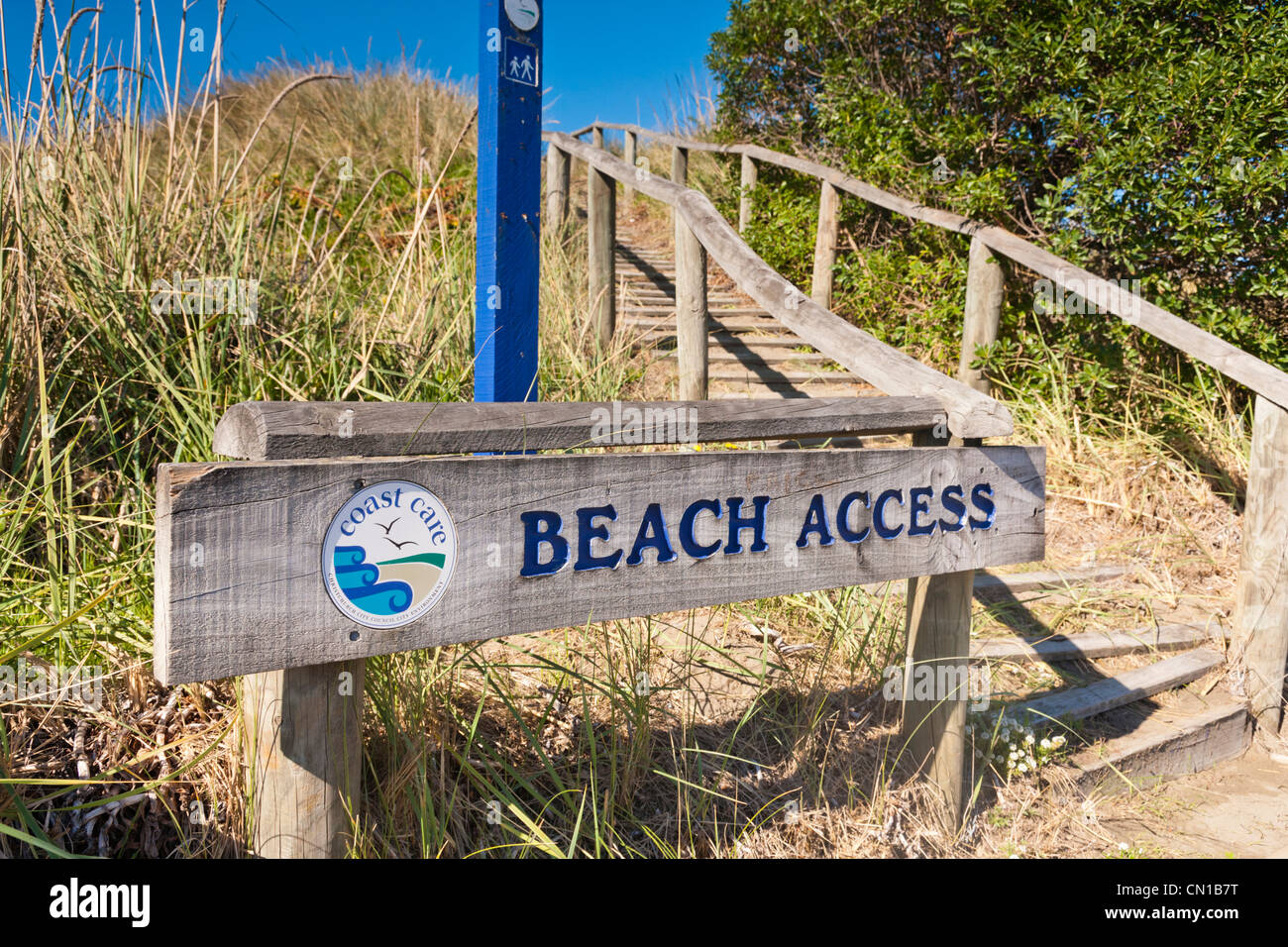 Zugang zum Strand Zeichen und Schritte durch die Dünen zum Strand, New Brighton, Christchurch, Neuseeland. Stockfoto