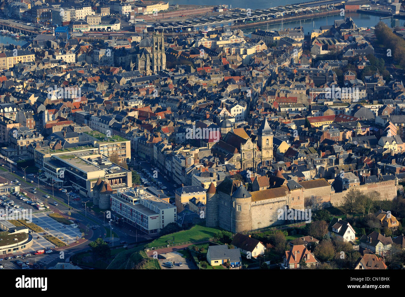 Frankreich, Seine Maritime, Dieppe, überragt von seiner Burg und Museum (Luftbild) Stockfoto