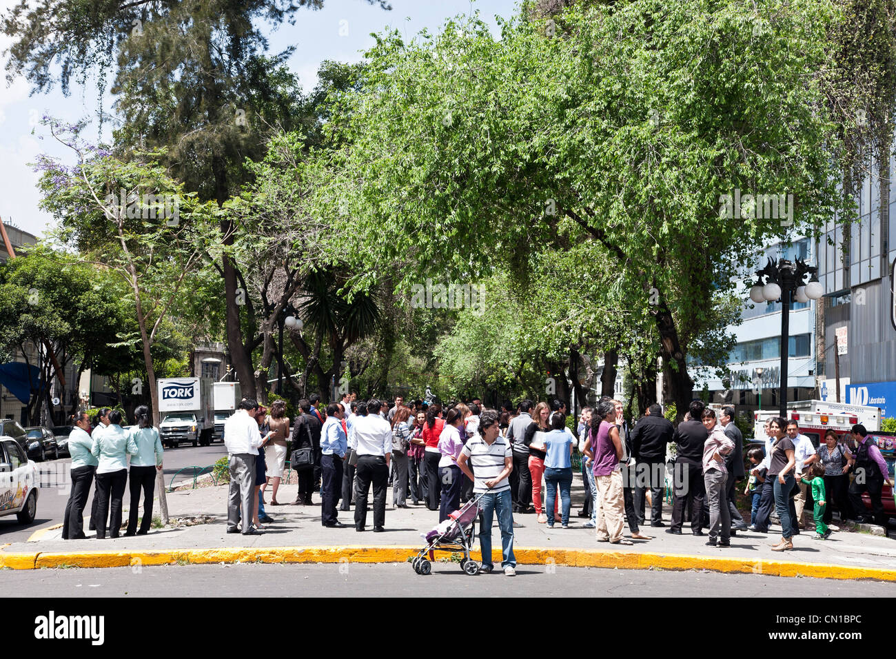 Menschen drängen sich Center Park Median von Alvaro Obregon nach Beenden von Gebäuden nach Erdbeben Zittern 2. April 2012 Mexiko-Stadt Stockfoto