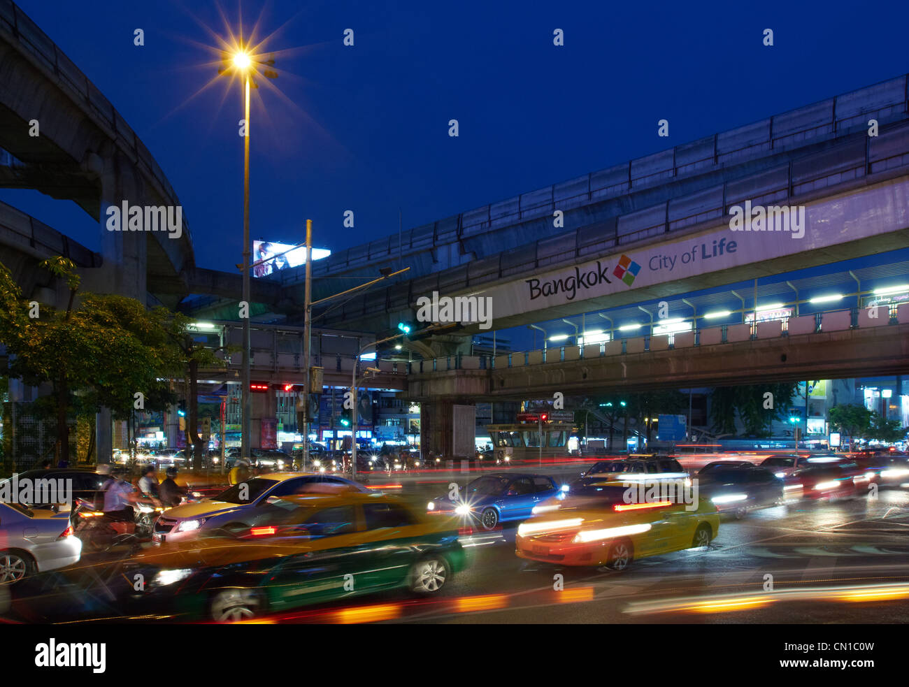 Thailand - Bangkok, Kreuzung, Brücke - Nacht Straße Straßenverkehr Stockfoto