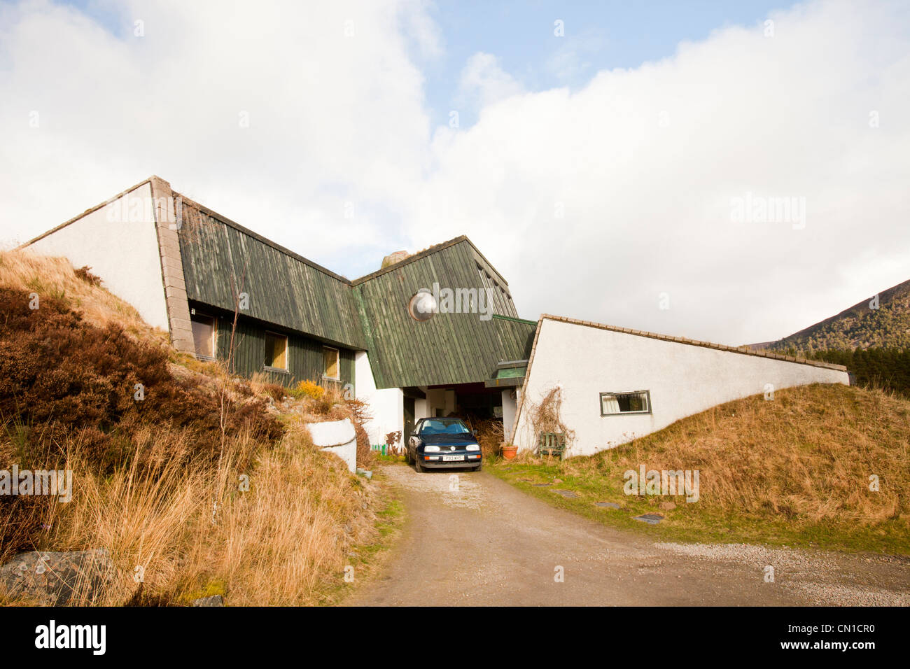 Ein grünes Haus, das wurde in den 1970er Jahren gebaut, aber noch grüne Build Verordnung heute, am Feshiebridge, Cairngorm überschreitet, Stockfoto