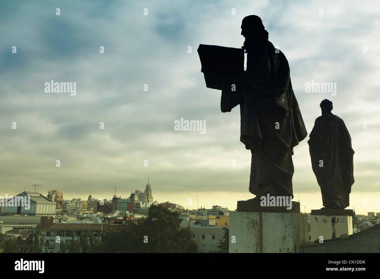 Madrid, Spanien. Catedral de Nuestra Señora de Almudena. Statuen der Apostel auf Basis der Kuppel von Luis A. Sanguino. Stockfoto