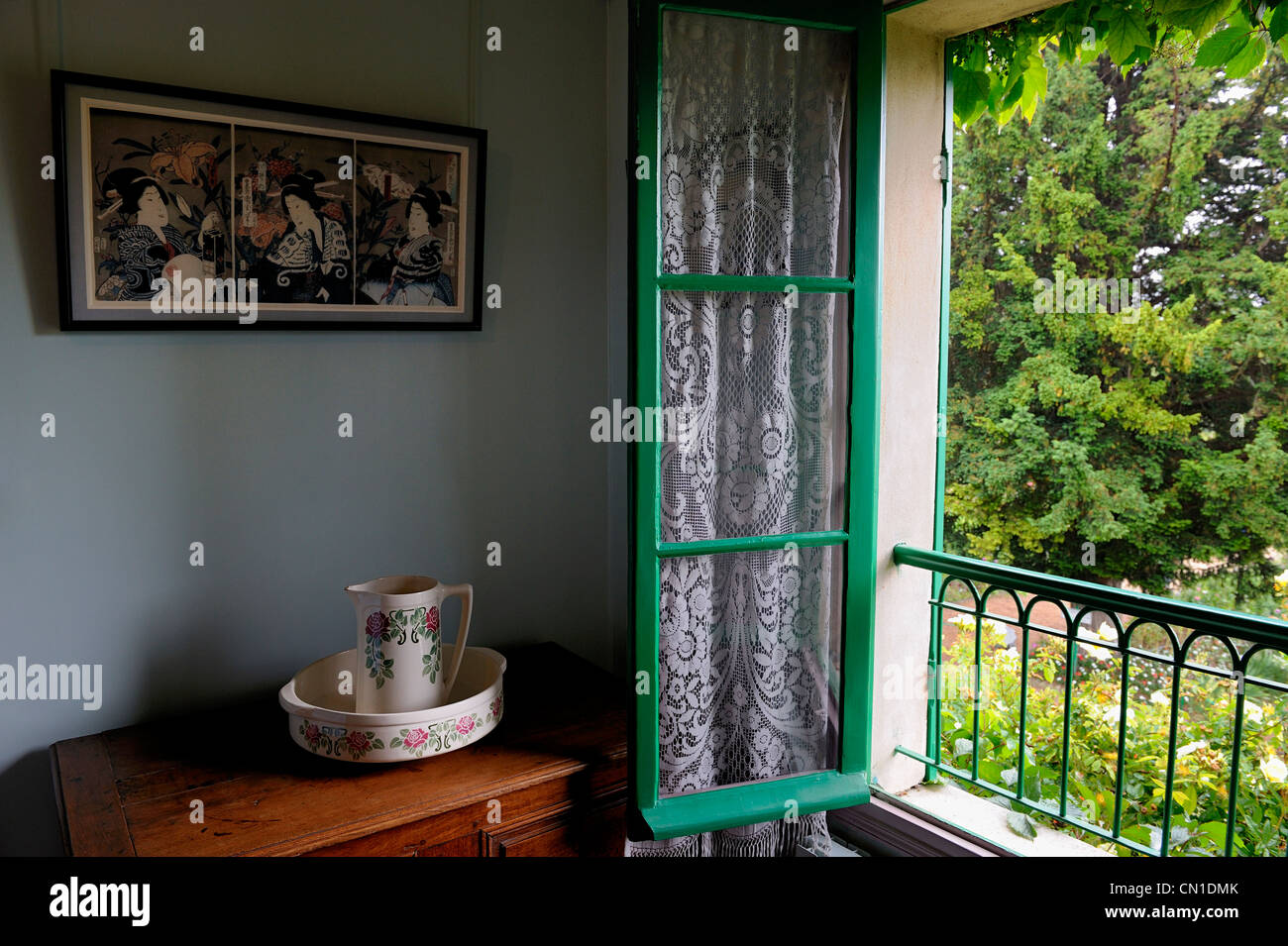 Frankreich, Eure, Giverny, Monets Haus Fenster in den Garten und seine Sammlung von japanischen Drucke Stockfoto