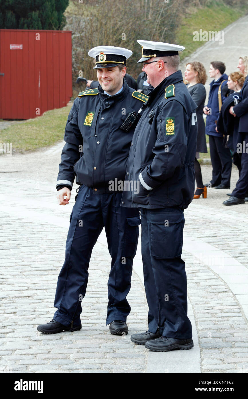 Zwei lächelnde Polizisten in die eisige kalte Seenebel während Prinz Charles und Camilla besuchen das Schloss Kronborg, Elsinore. Stockfoto