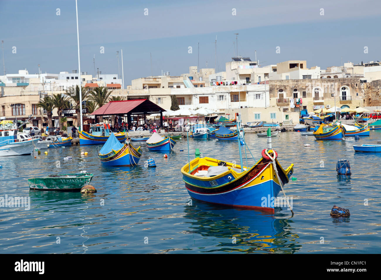 Traditionelle maltesische Fischerboote, bekannt als Dghajsa im Hafen von Marsaxlokk, Malta Stockfoto