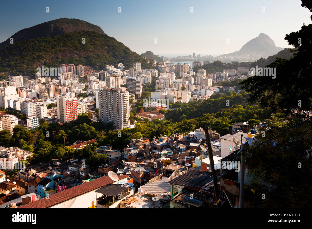 Botafogo Viertel und Rodrigo de Freitas-Lagune von Favela Santa Marta Rio de Janeiro Brasilien Armut und bürgerlichen gesehen Stockfoto