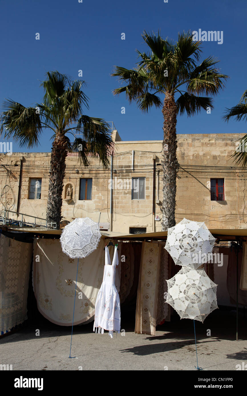 Traditionelle maltesische Spitzen Dach touristische Souvenirs in Marsaxlokk, Malta Stockfoto