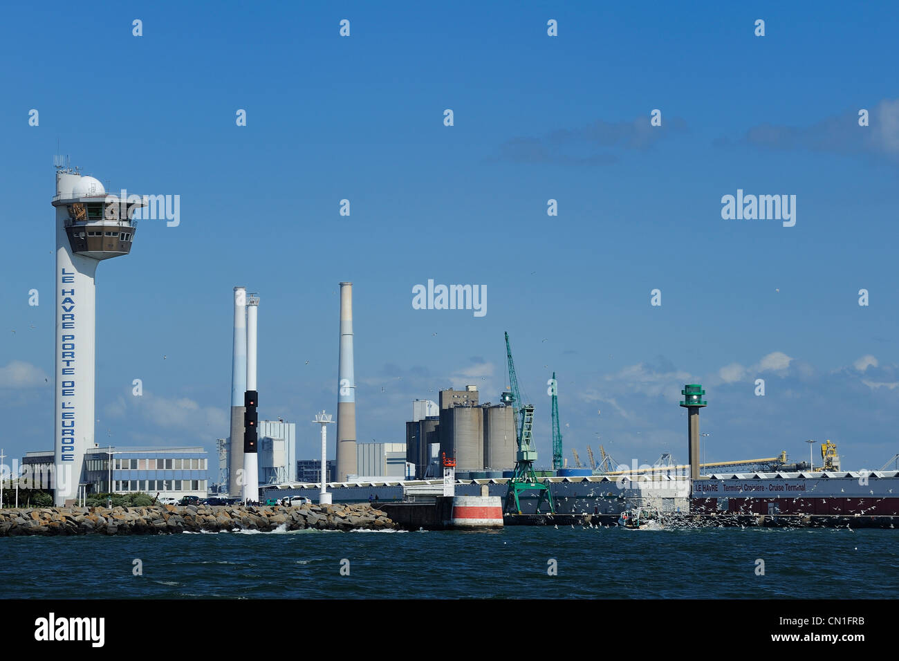 Frankreich, Seine Maritime, Le Havre, Fischerboot, die Rückkehr in den Hafen, gefolgt von einem Schwarm von Möwen Stockfoto