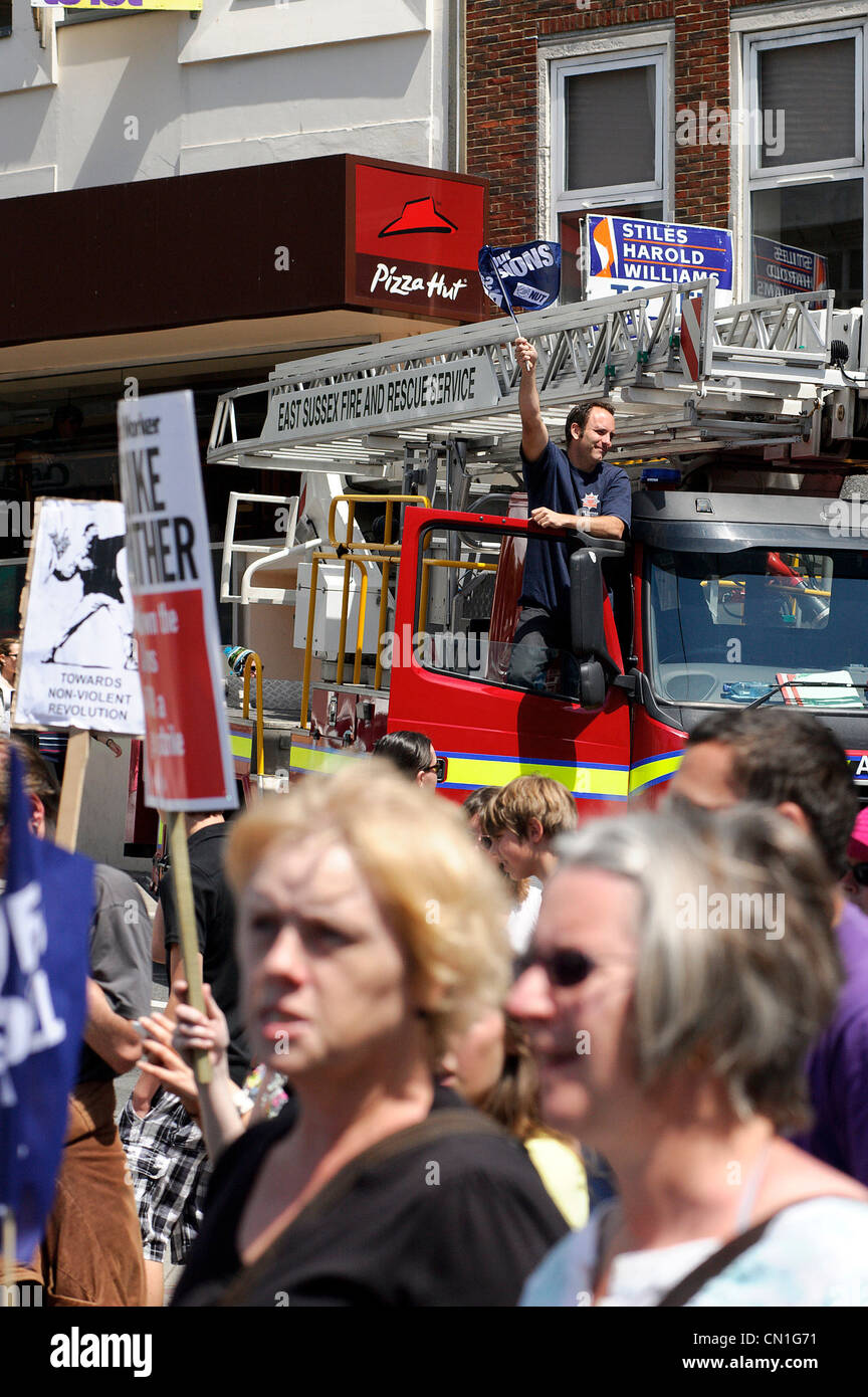 BRIGHTON, UK 30.06.11. Beschäftigten im öffentlichen Dienst und Gewerkschaftsmitglieder demonstrieren heute in Brighton (30.06.2011) gegen geplante Änderungen an Pläne und Finanzkürzungen pension. Ein Feuerwehrmann zeigt seine Unterstützung des Protestes, wie er wartet, bis sie zu übergeben. Finden Sie besondere Anweisungen für Nutzungsraten. Bildnachweis Stockfoto