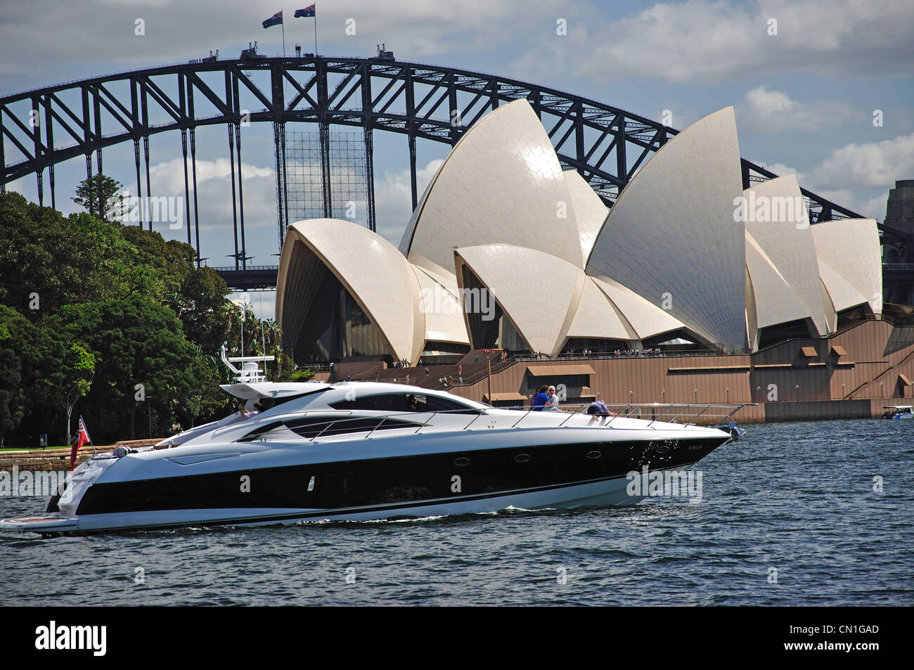 Motorboot vorbei an Sydney Opera House, Bennelong Point, Sydney, New South Wales, Australien Stockfoto