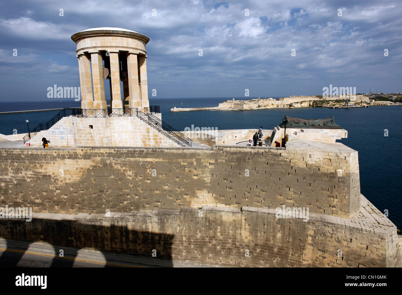 Die Belagerung Bell-Denkmal im Jahr 1992 zum Gedenken an die Vergabe von George Cross nach Malta während des zweiten Weltkriegs, Valletta Stockfoto