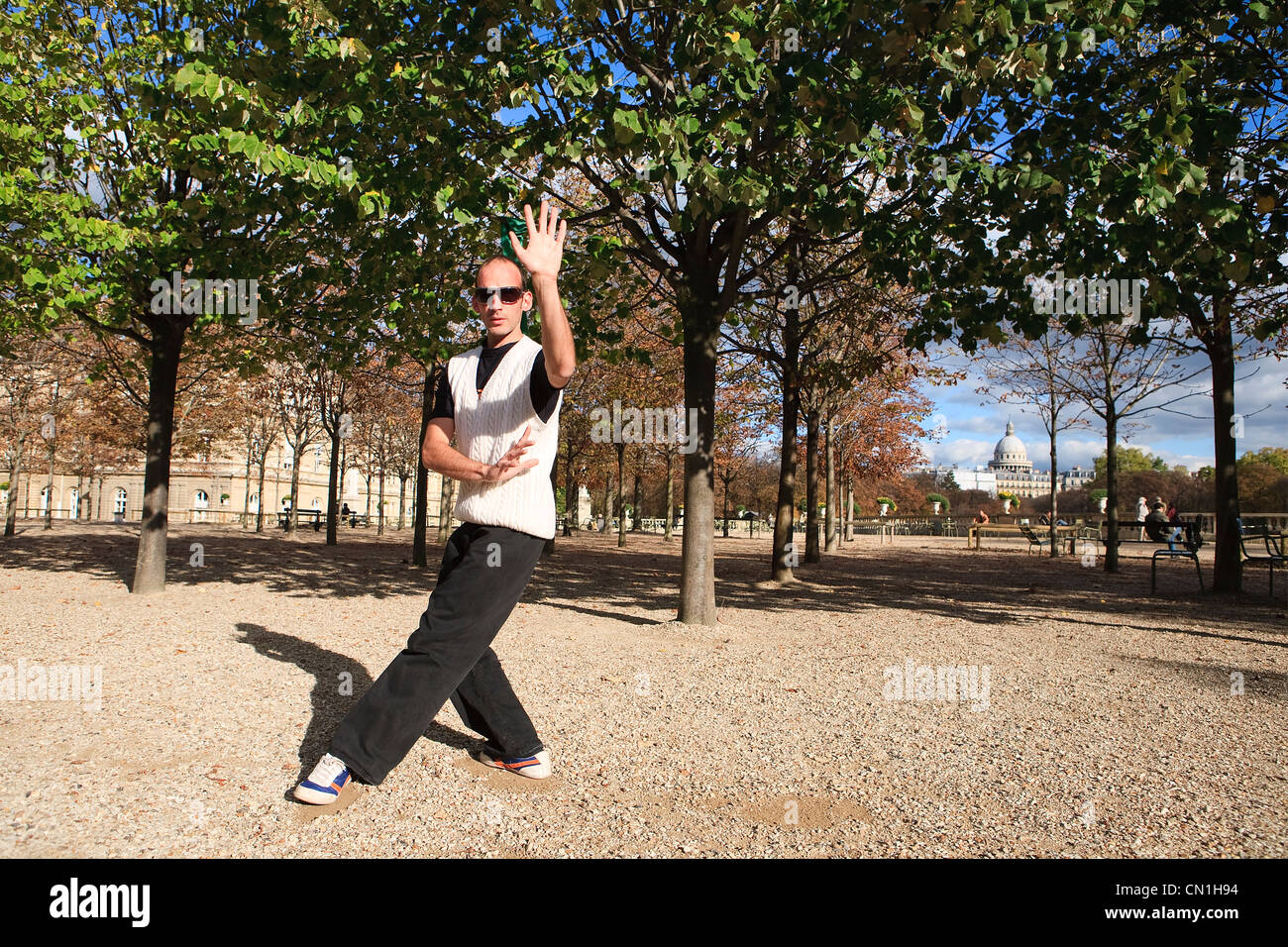 Frankreich, Paris, Mann praktizieren Tai Chi Chuan im Jardin du Luxembourg (Jardin du Luxembourg) Stockfoto