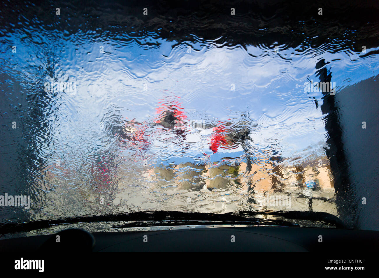 Blick durch die Windschutzscheibe eines Autos in einer automatischen Waschanlage. Stockfoto