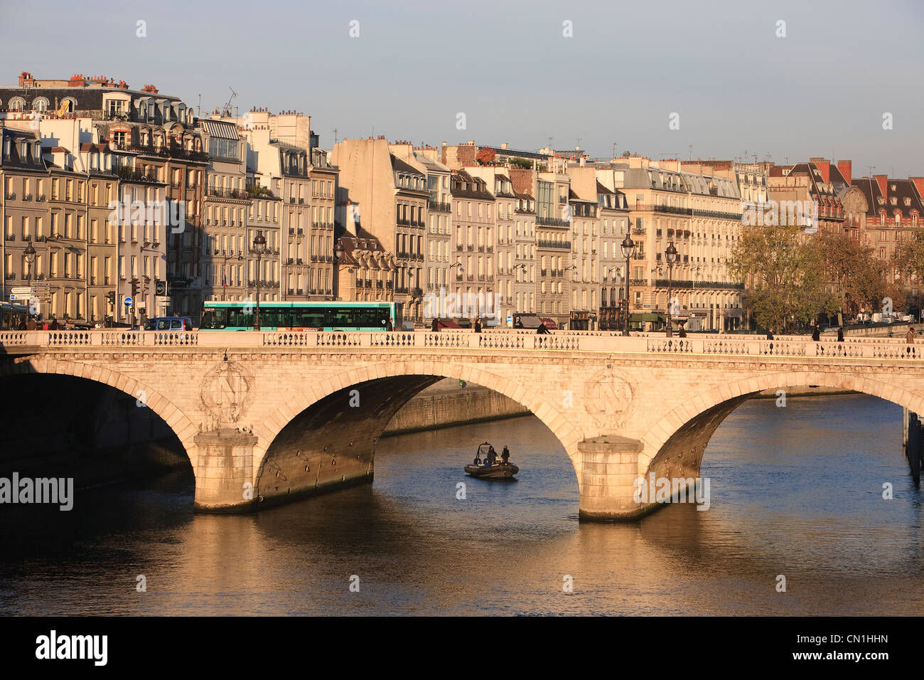 Frankreich, Paris, Pont Saint-Michel und Fassaden am Quai des Grands Augustins Stockfoto