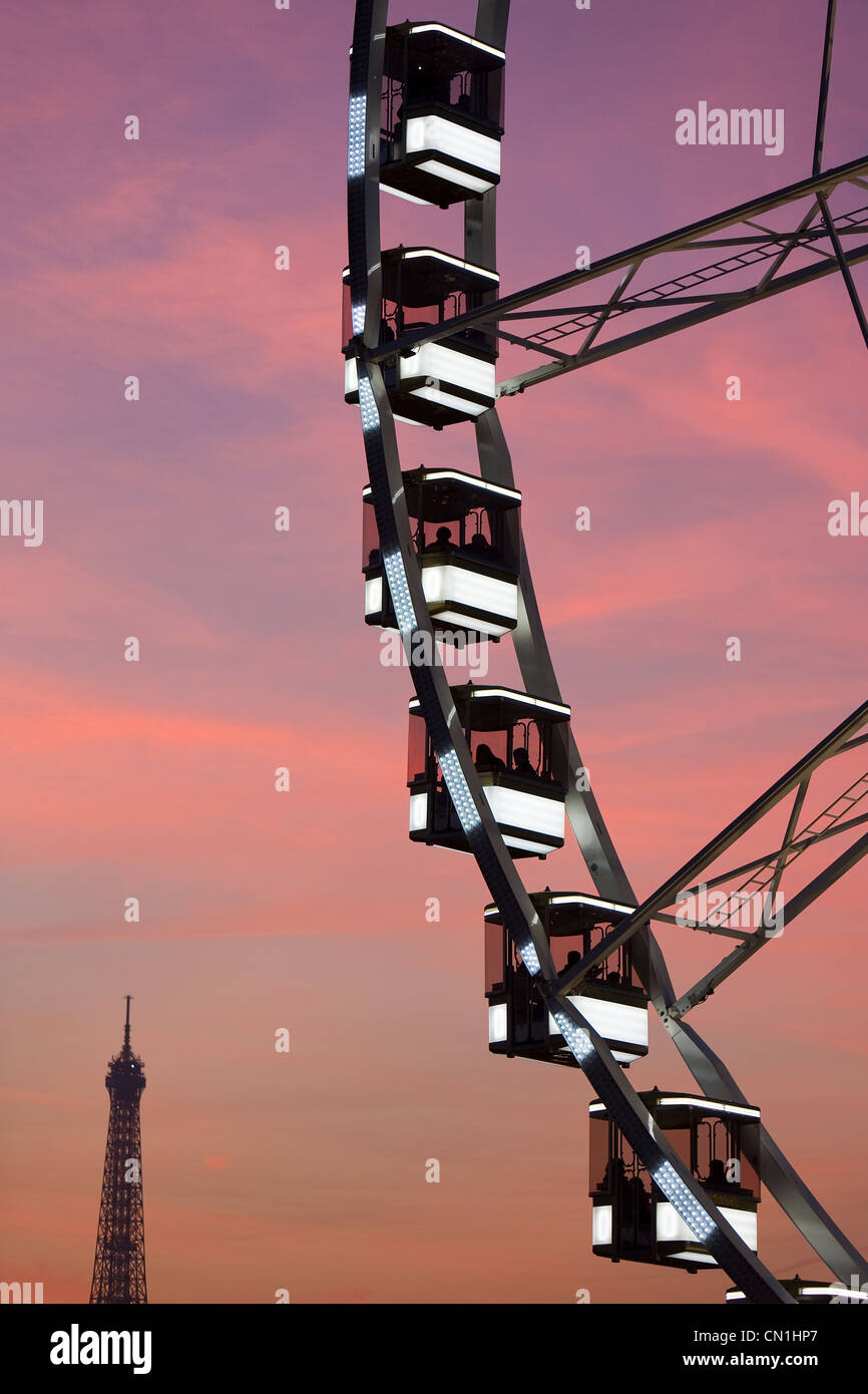 Frankreich, Paris, Place De La Concorde, Grande Roue (Great Wheel) und Eiffelturm bei Sonnenuntergang Stockfoto