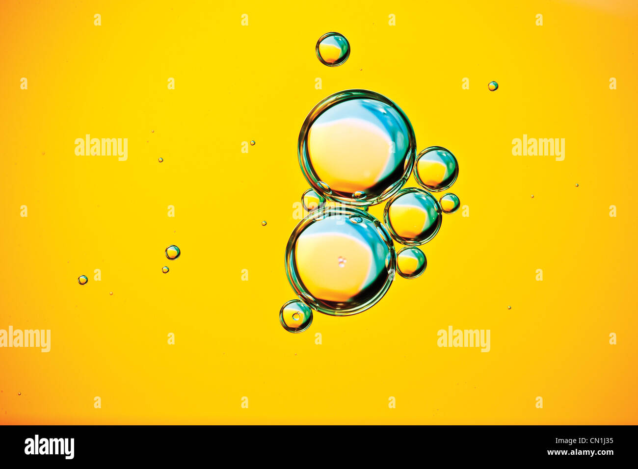 Luftblasen im gelbe Flüssigkeit Stockfoto