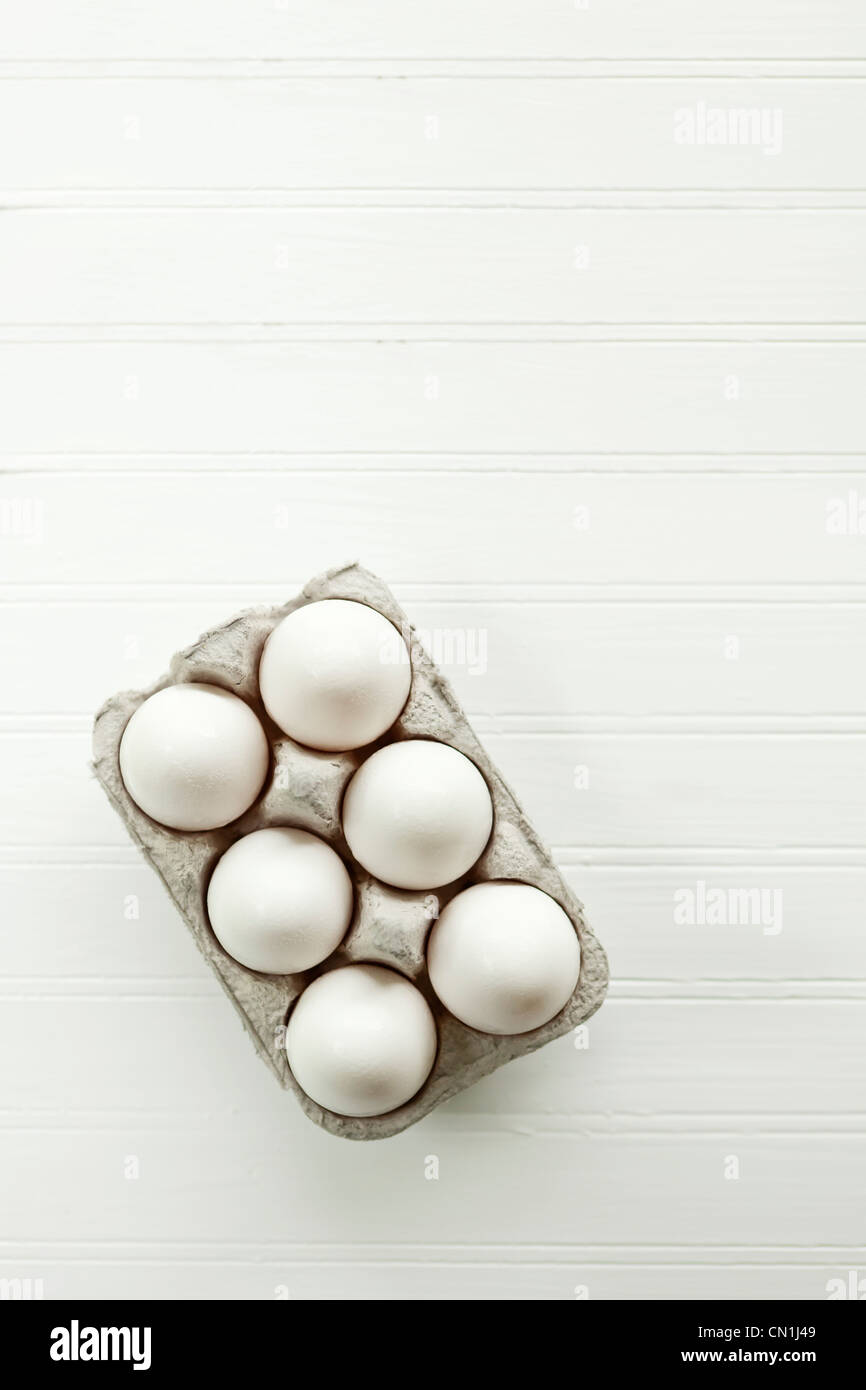 Sechs weißen Eiern im Karton Stockfoto
