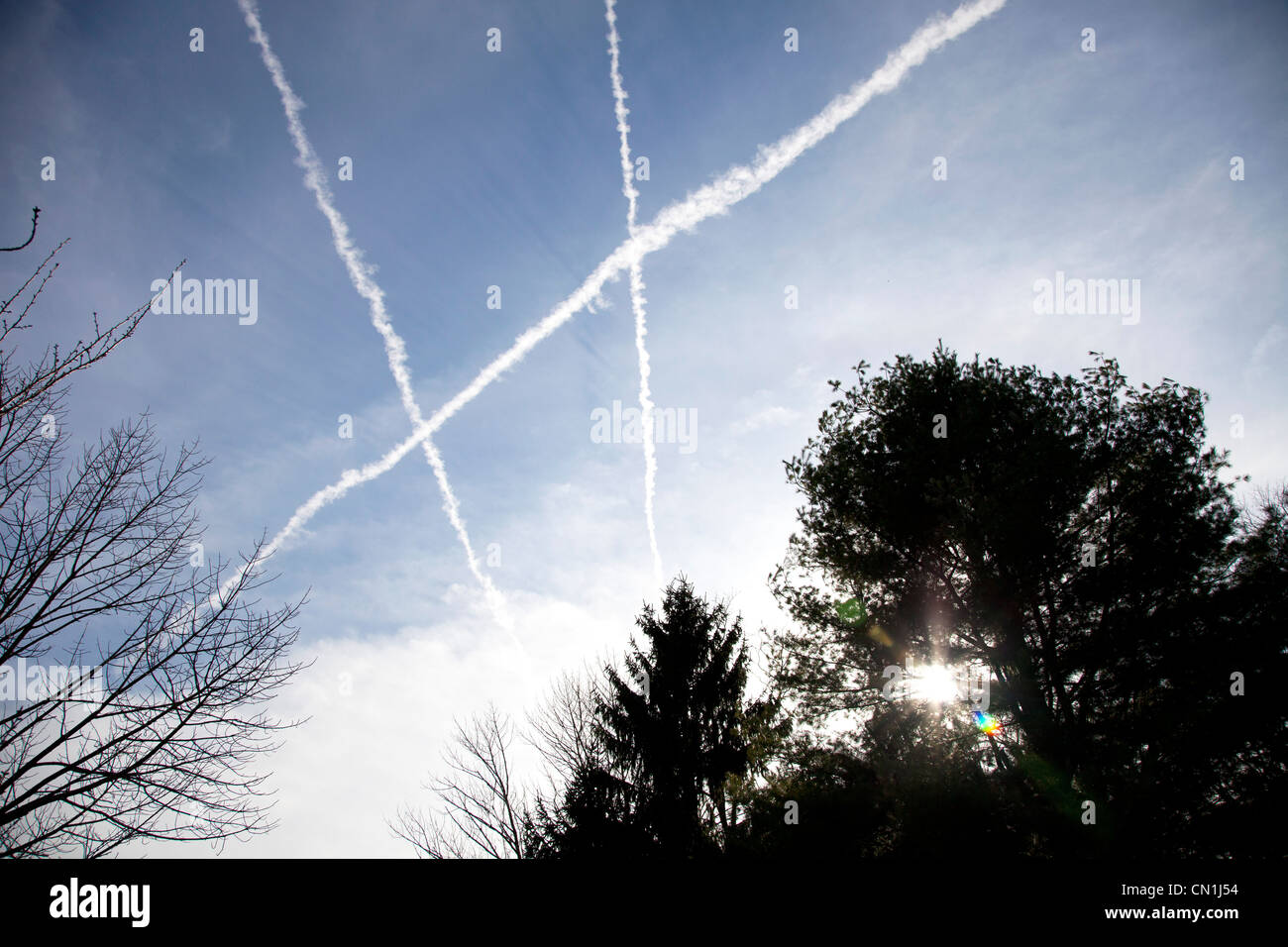 Flugzeug-Rauch-Trails im Himmel Stockfoto