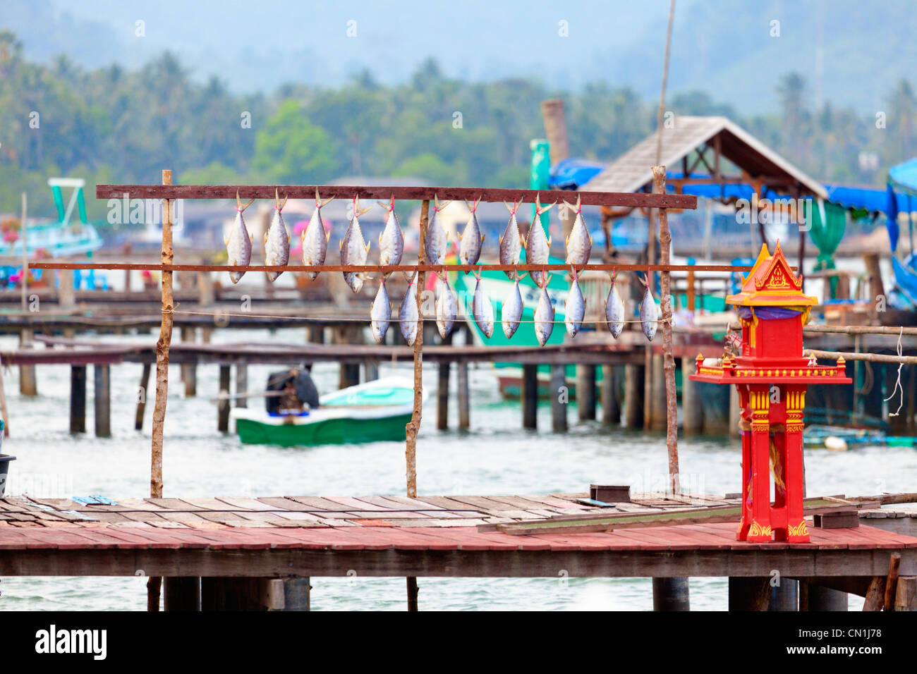 Pier in einem Fischerdorf in Thailand Stockfoto