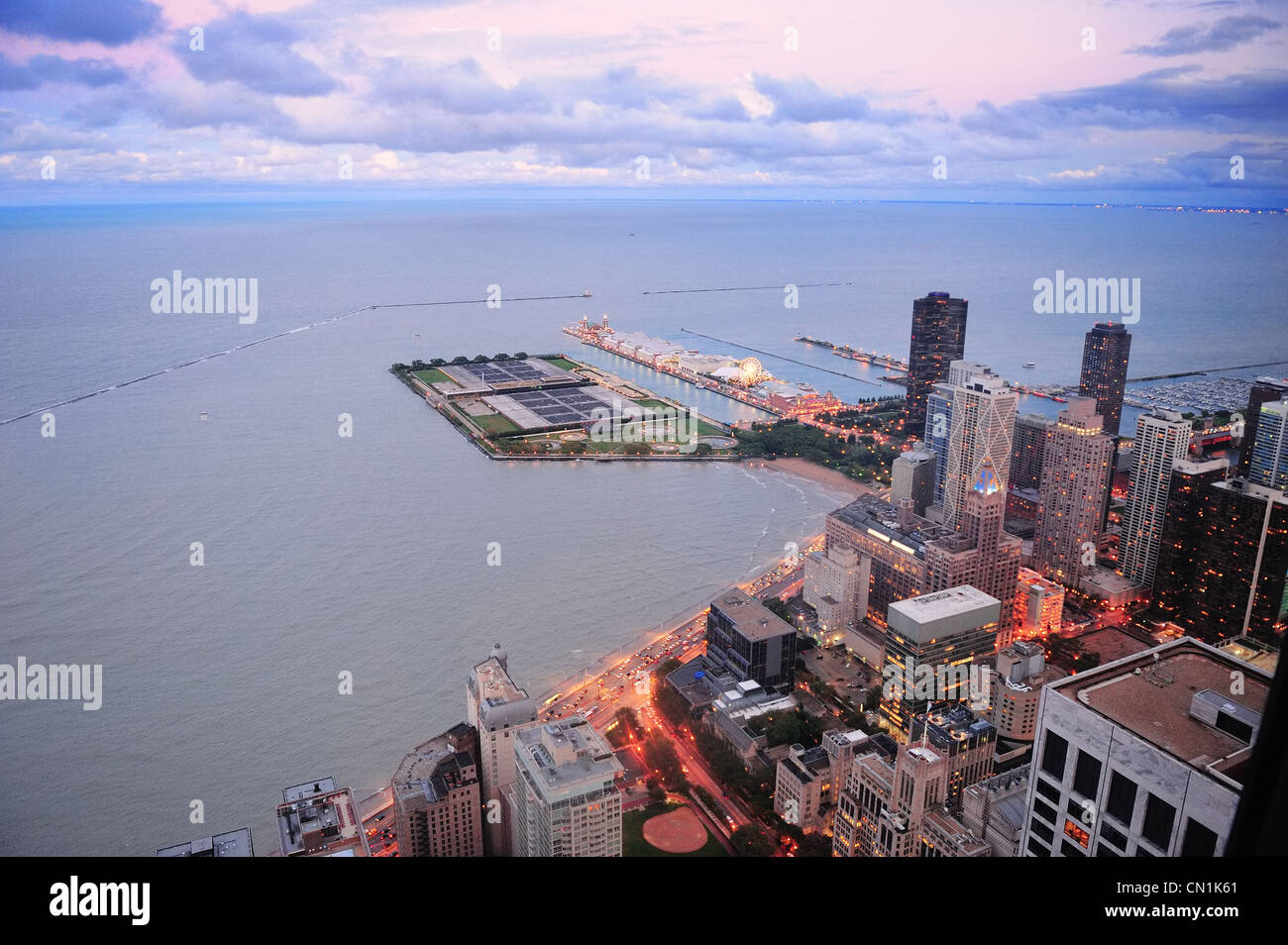 Navy Pier Chicago Luftbild mit Lake Michigan in der Abenddämmerung. Stockfoto