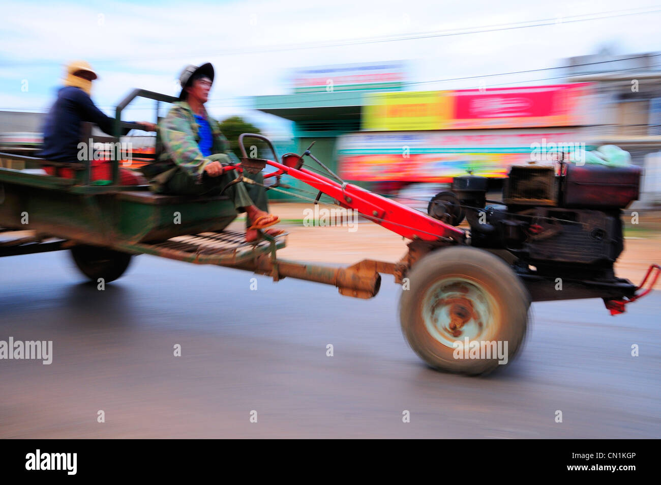 Mann fährt lokale Fahrzeug, Kon Tum, Hue, Vietnam Stockfoto
