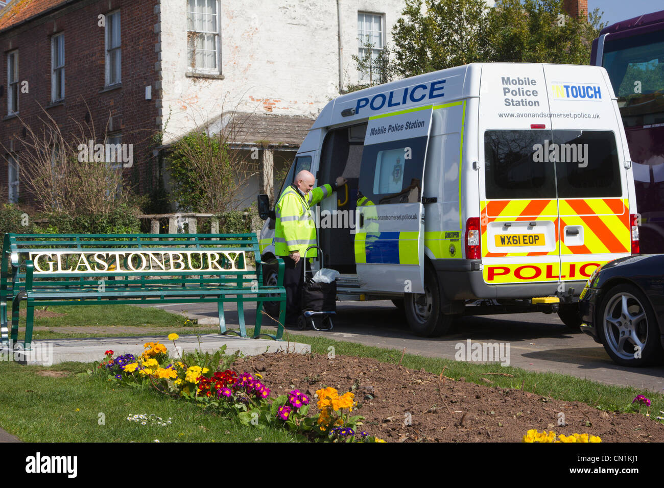 Mobile Polizeiwache in einem van Glastonbury Somerset und Avon Polizei England Stockfoto