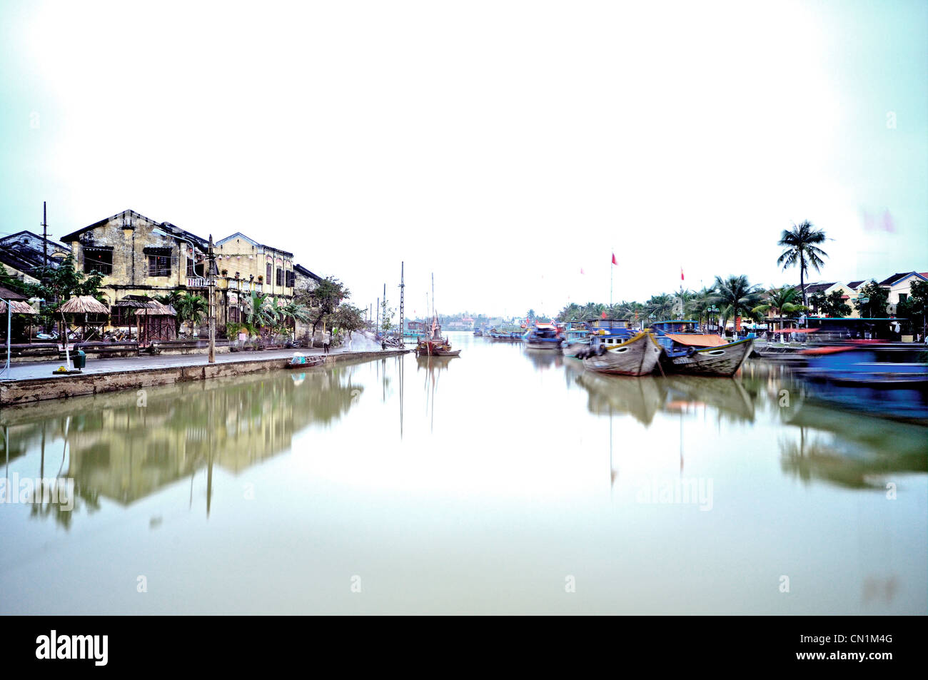 Thu Bon Fluss in Hoi an, Vietnam, an einem bewölkten Tag Stockfoto