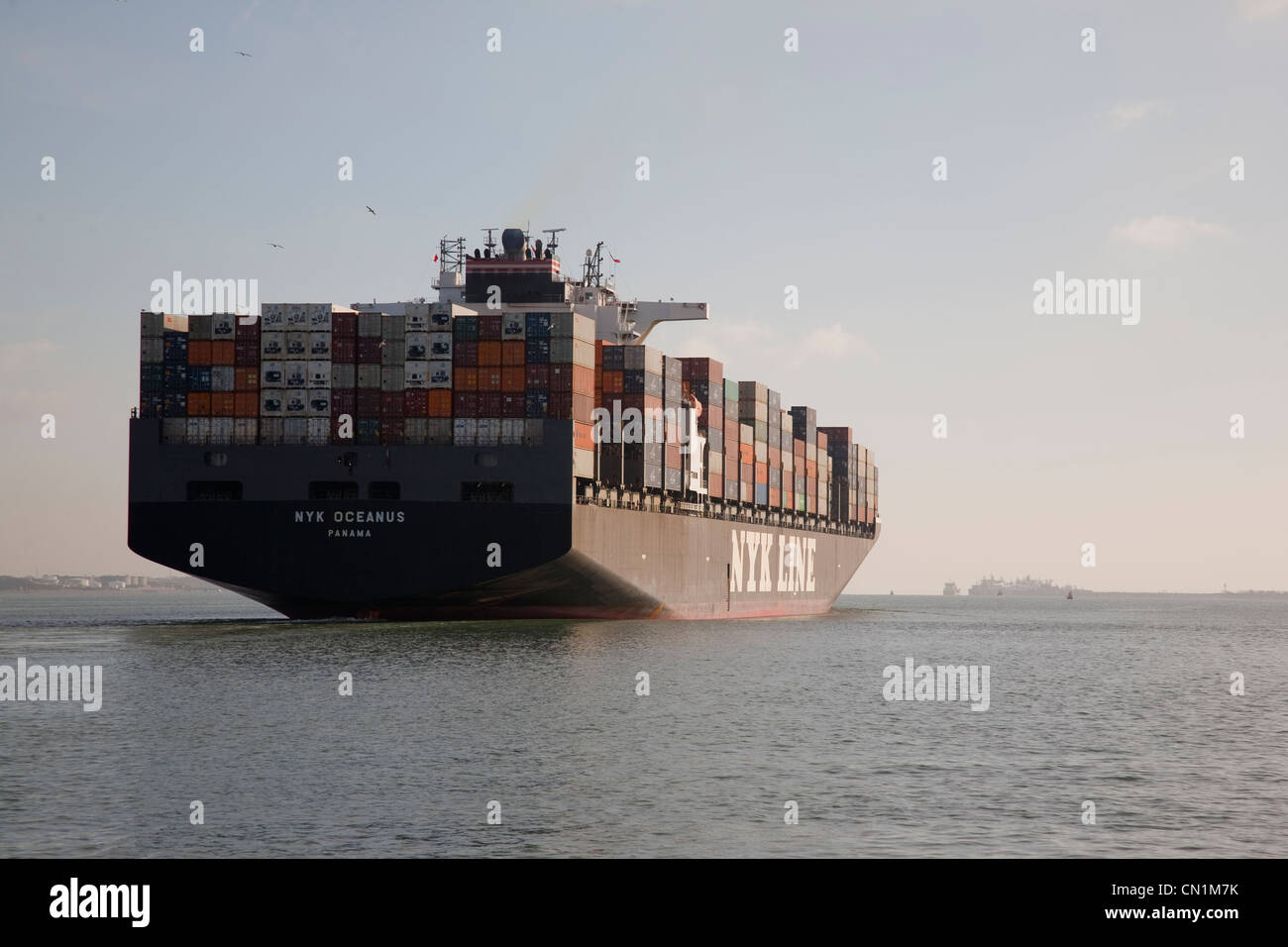 Frachter verlassen Hafen Southampton, England, UK Stockfoto