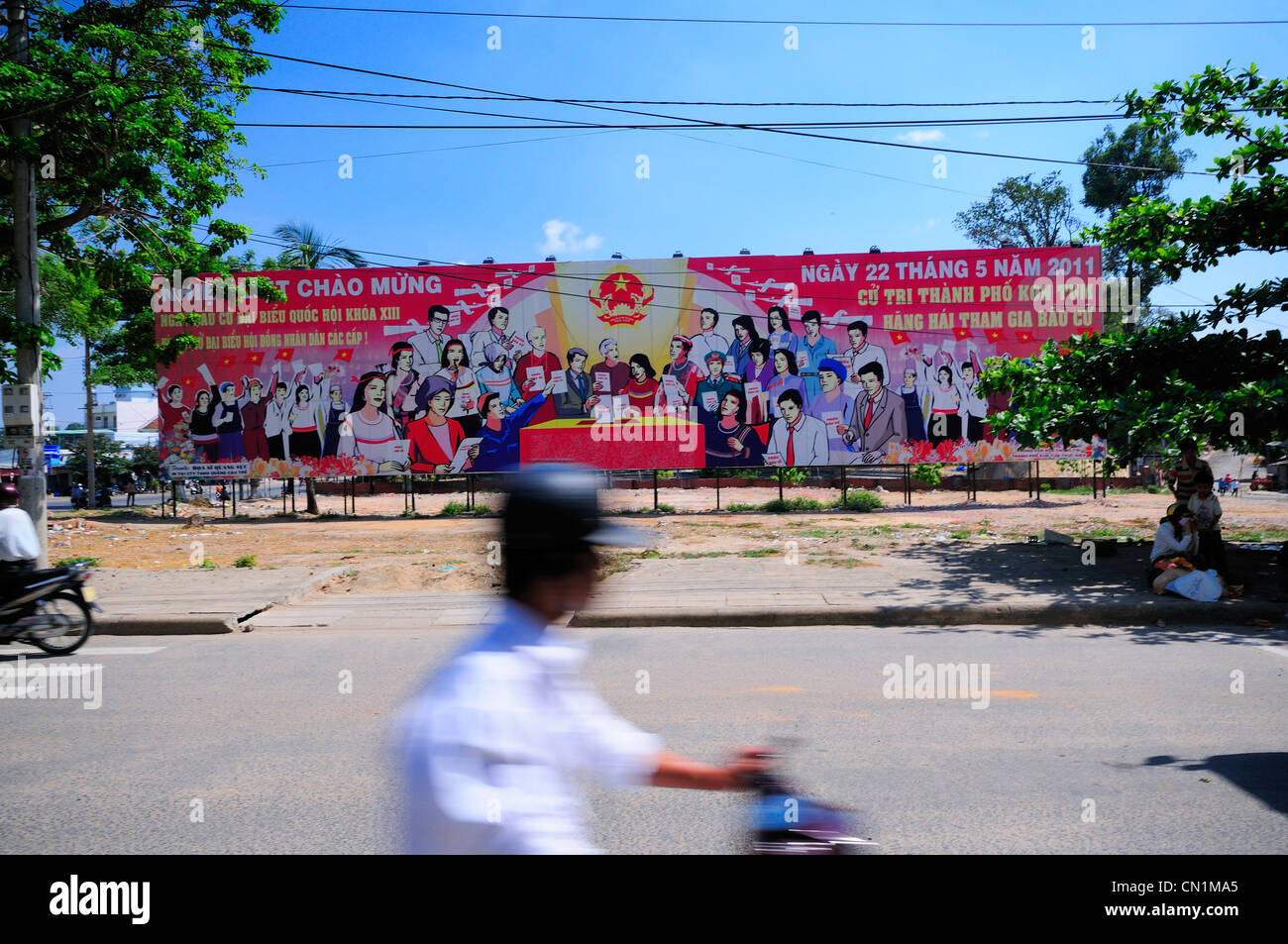 Kommunistischen Billboard die Menschen ermutigen, n bevorstehende Wahlen stimmen. Kon Tum, North Central Highlands, Vietnam Stockfoto