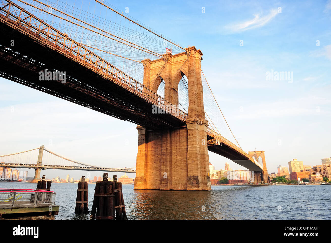 Brooklyn Bridge über den East River betrachtet von Lower Manhattan New York City Hafen bei Sonnenuntergang. Stockfoto
