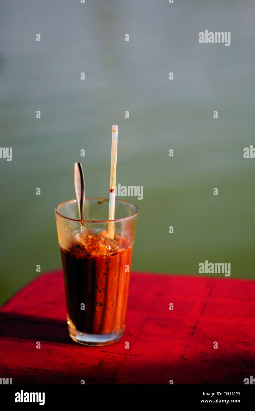 Vietnamesischer Eiskaffee mit Kondensmilch (Cà Phê Sữa đá) Stockfoto