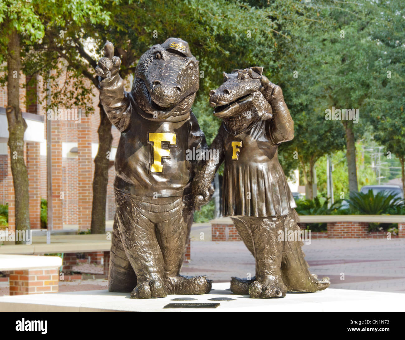 Statuen der University of Florida Maskottchen Albert E. Gator und Alberta Gator stehen über den Campus in Gainesville, Florida, USA Stockfoto